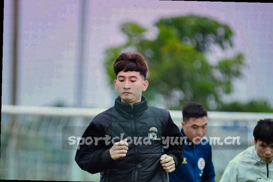 以黄色状态条标记的日滚动转会日志列表示意